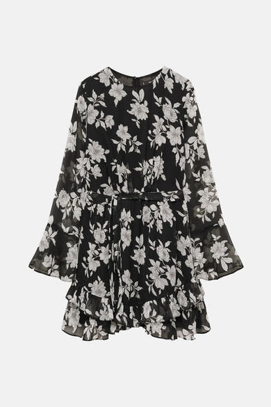 Zwart-witte bloemenjurk van MANGO, met ceintuur, lange mouwen en een zoom met ruches.