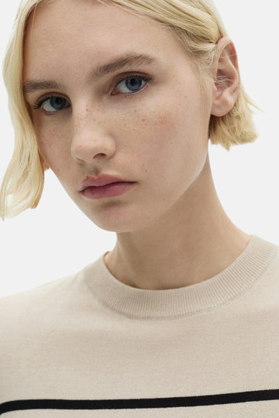 Beige ronde nekpull-over van MANGO, met zwarte gestreepte detail en strakke pasvorm.