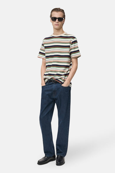 T-shirt à manches courtes multicolore de MANGO, à rayures horizontales, porté avec un jean bleu et des mocassins noirs.