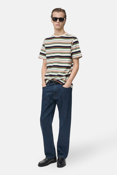 T-shirt à manches courtes multicolore de MANGO, à rayures horizontales, porté avec un jean bleu et des mocassins noirs.