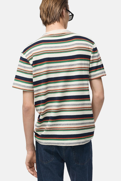 T-shirt à manches courtes multicolore de MANGO, à rayures horizontales avec un jean bleu foncé.