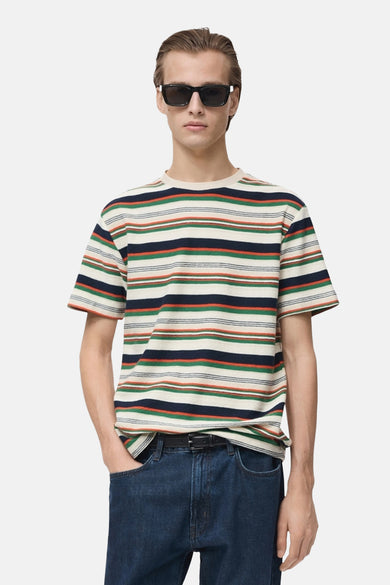 T-shirt à manches courtes multicolore de MANGO, à rayures horizontales avec un pantalon en jean bleu et des lunettes de soleil.