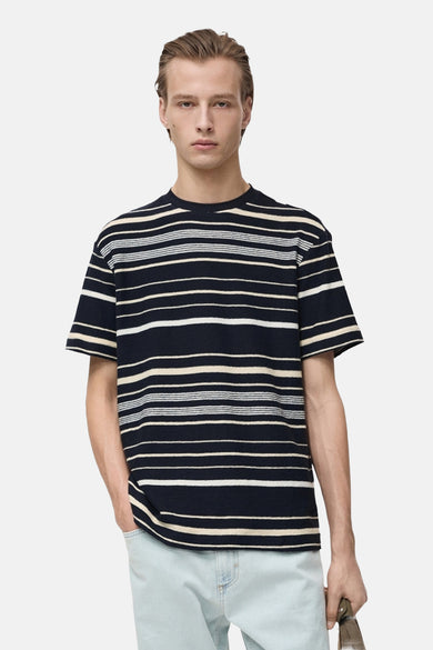 T-shirt à manches courtes bleu à rayures, de MANGO, porté avec un jean clair