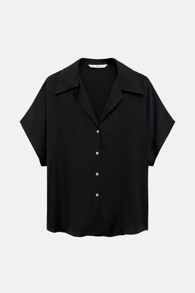 Chemise noire à manches courtes de MANGO, avec col classique et patte de boutonnage.