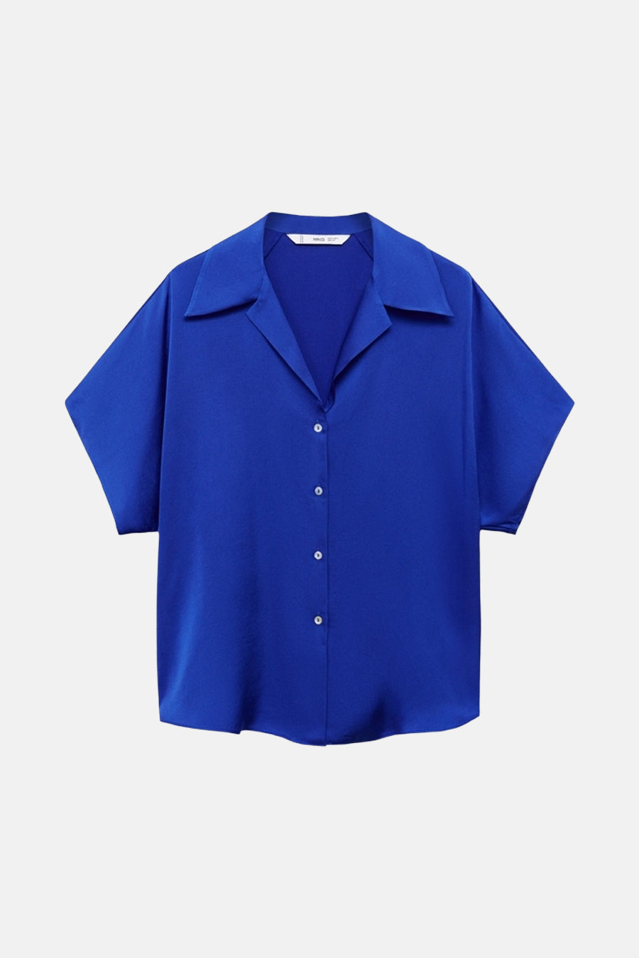 Blauwe blouse met korte mouwen van MANGO, met knoopsluiting op een effen achtergrond.