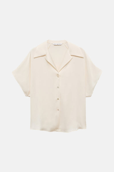 Ecru blouse met korte mouwen van MANGO, met klassieke kraag en knoopsluiting op een witte achtergrond.