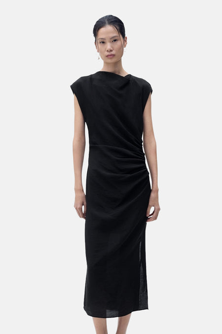 Zwarte MANGO jurk met gedrapeerde halslijn en subtiele textuur gedragen door een model.