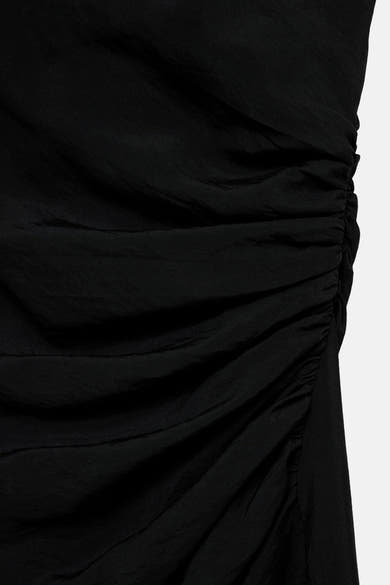 Zwarte gerimpelde jurk van MANGO, met een getextureerde stof en een elegante draperie.