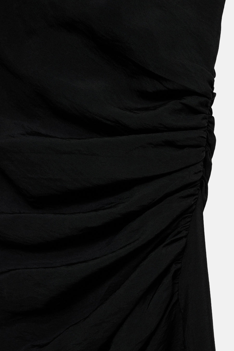 Zwarte gerimpelde jurk van MANGO, met een getextureerde stof en een elegante draperie.