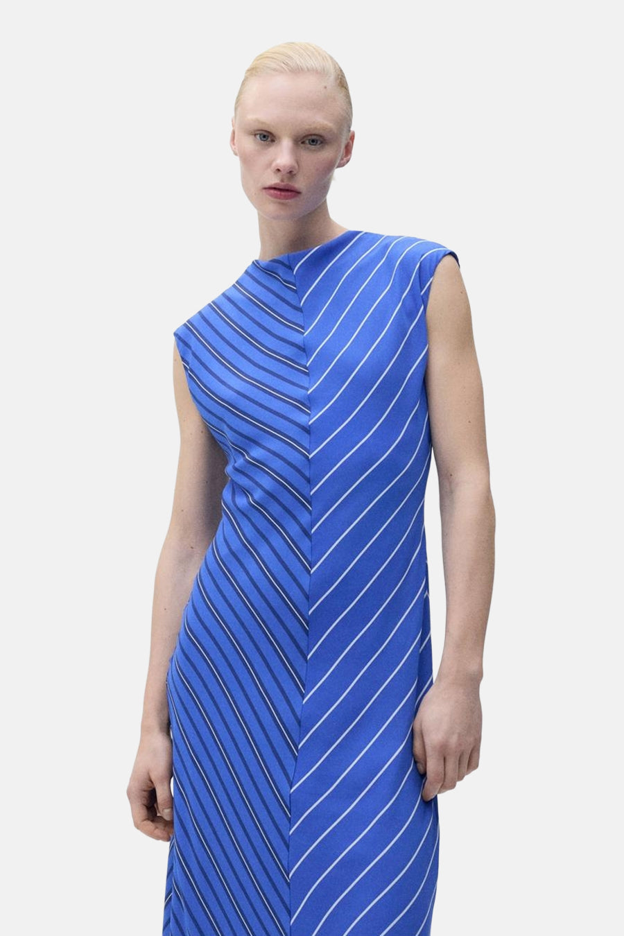 Blauwe jurk met diagonale strepen van MANGO, asymmetrische snit, tweekleurig patroon over de gehele lengte.