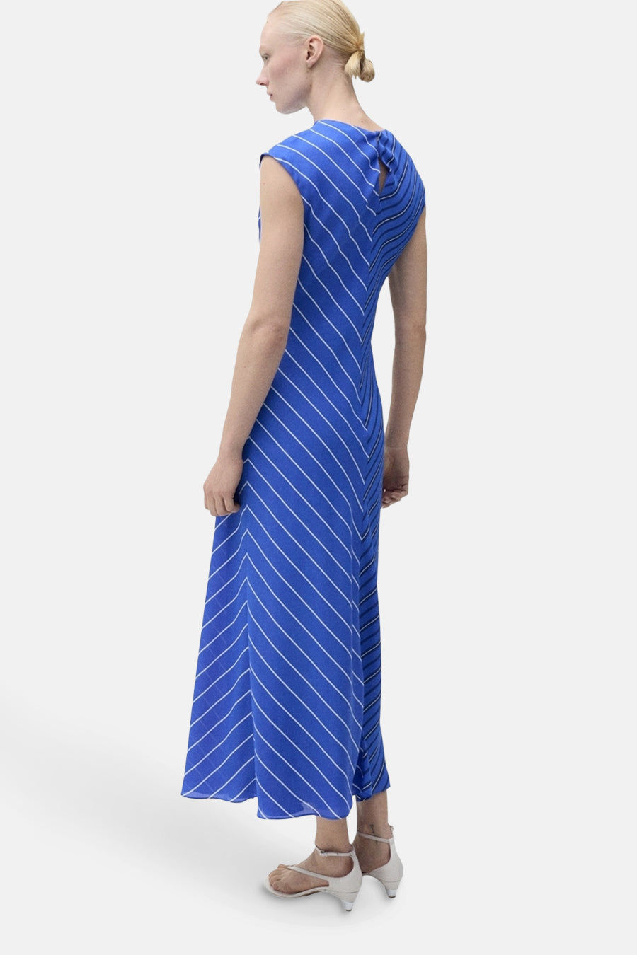 Robe bleue rayée blanche de MANGO, avec une coupe longue et des manches courtes.