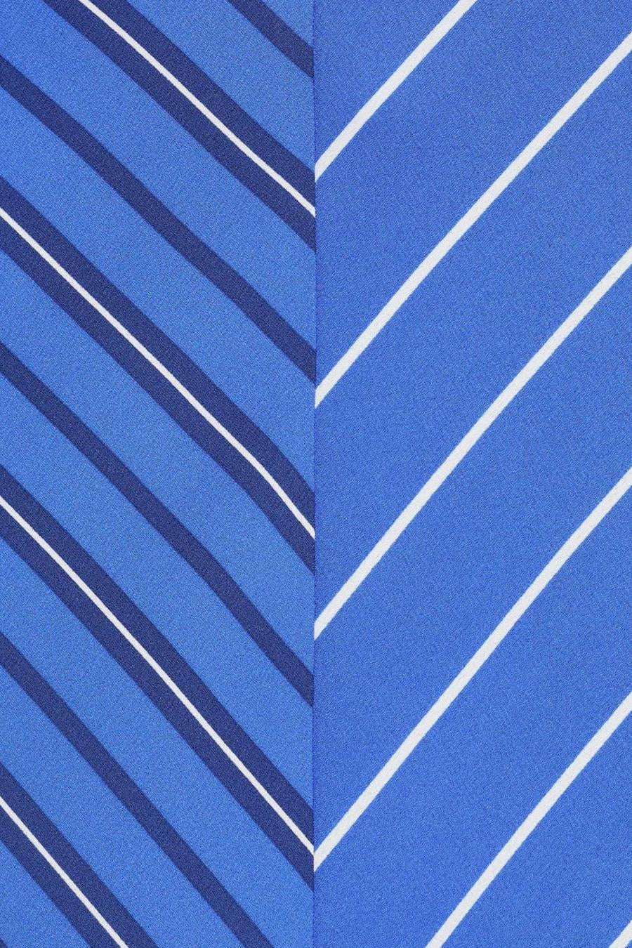 Blauwe jurk van MANGO, met lichtblauwe en donkerblauwe diagonale strepen.