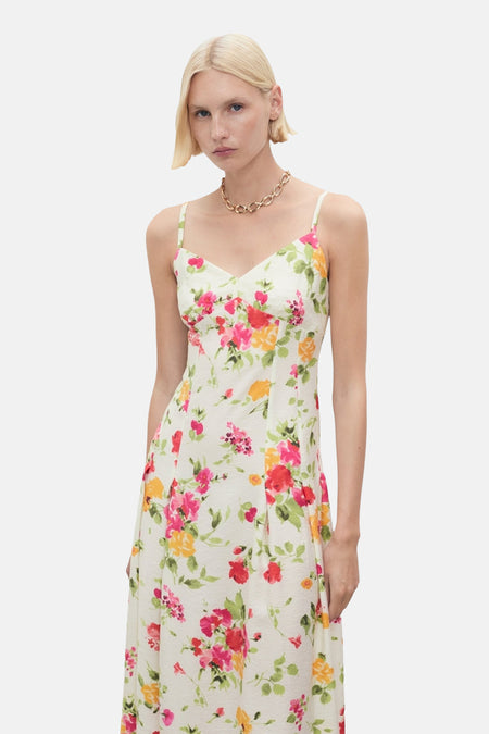 Multikleurige jurk van MANGO, met bloemenprint, dunne bandjes en een gouden ketting.