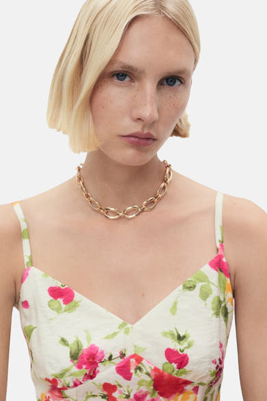 Multikleurenjurk van MANGO met bloemenprint en dunne bandjes.