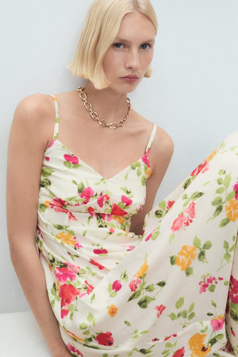 Multikleed van MANGO, met bloemenprint, dunne bandjes en een gouden ketting.