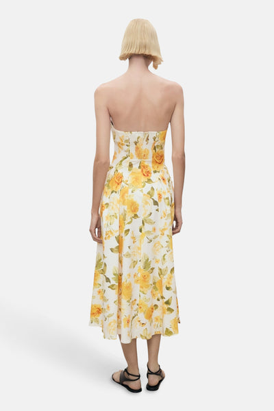 Robe jaune à fleurs par MANGO, coupe mi-longue sans manches, vue de dos.
