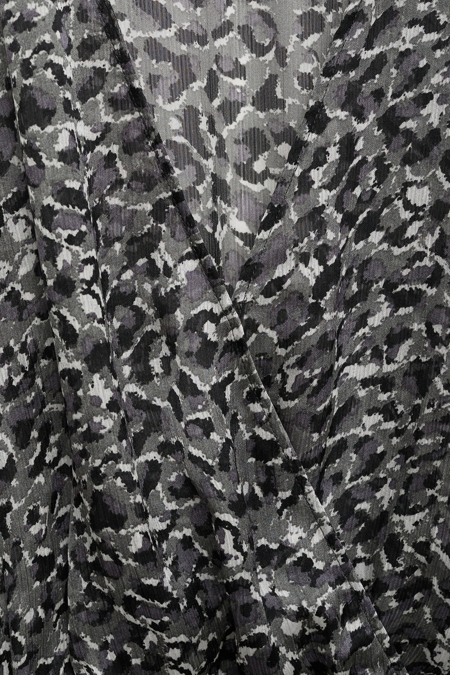 Robe à manches longues grise de MANGO, à motif animalier et coupe cache-cœur.