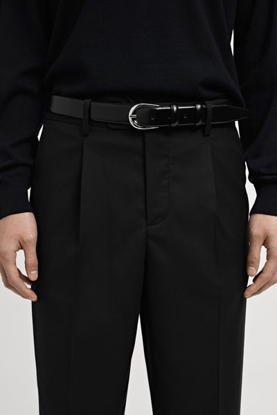 Multikleurige seizoensbroek van MANGO, met een zwarte riem en plooien aan de voorkant.