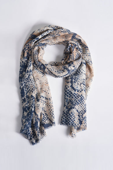Blauwe sjaal van MANGO, met een getextureerd slangenprintpatroon in bruine en marineblauwe tinten.