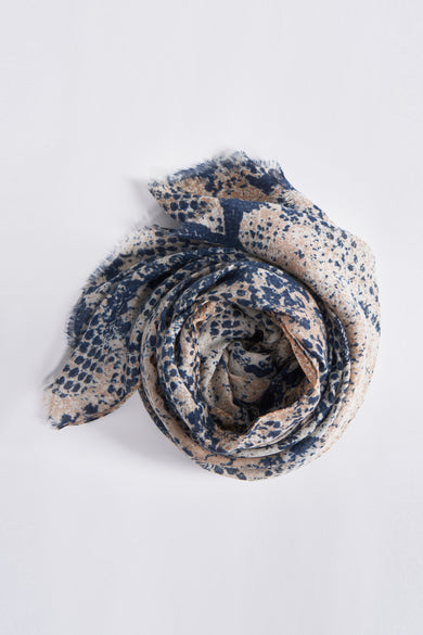 Blauwe sjaal van MANGO, met beige en marine gevlekte patroon, met gerafelde randen.