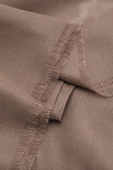 Bruine sjaal van textiel van MANGO, met gerafelde randen en artistieke plooien.