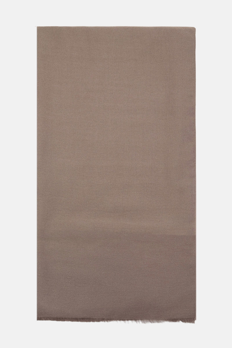 Bruine sjaal van MANGO, met een zachte textuur en licht gerafelde randen.