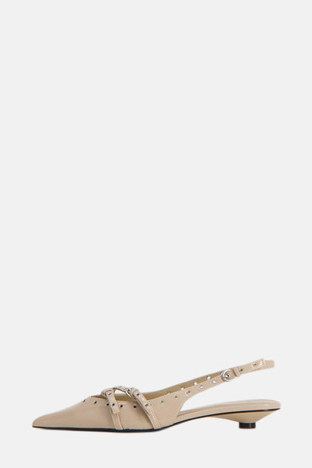 Beige platte schoen van MANGO, met gekruiste bandjes en decoratieve perforaties, zijaanzicht.