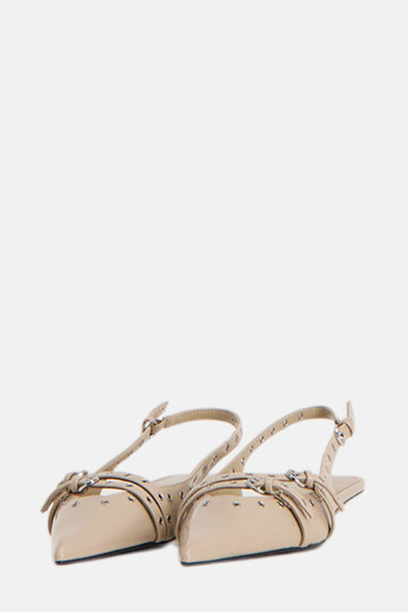 Beige platte schoenen van MANGO, met decoratieve gespriemen en metalen details.