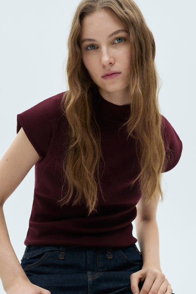 Bordeaux hemdje van MANGO, nauwsluitende pasvorm met minimalistische details, gedragen met een donkerblauwe high-waist jeans.