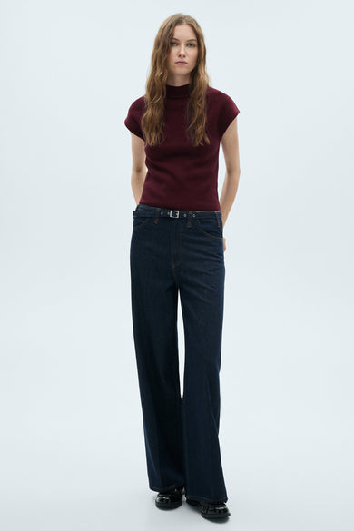 Bordeaux hemdje van MANGO, gedragen met een donkere high-waisted jeans en een zwarte riem.