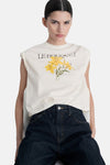 Witte t-shirt met korte mouwen van MANGO, gedragen met een donkere breed gesneden jeans.