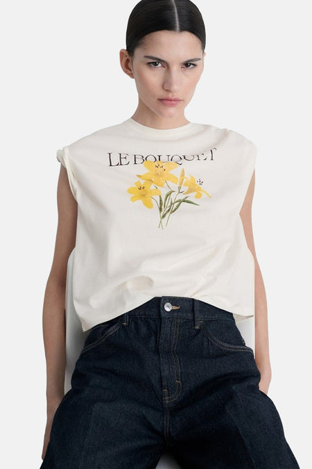 Witte t-shirt met korte mouwen van MANGO, gedragen met een donkere breed gesneden jeans.
