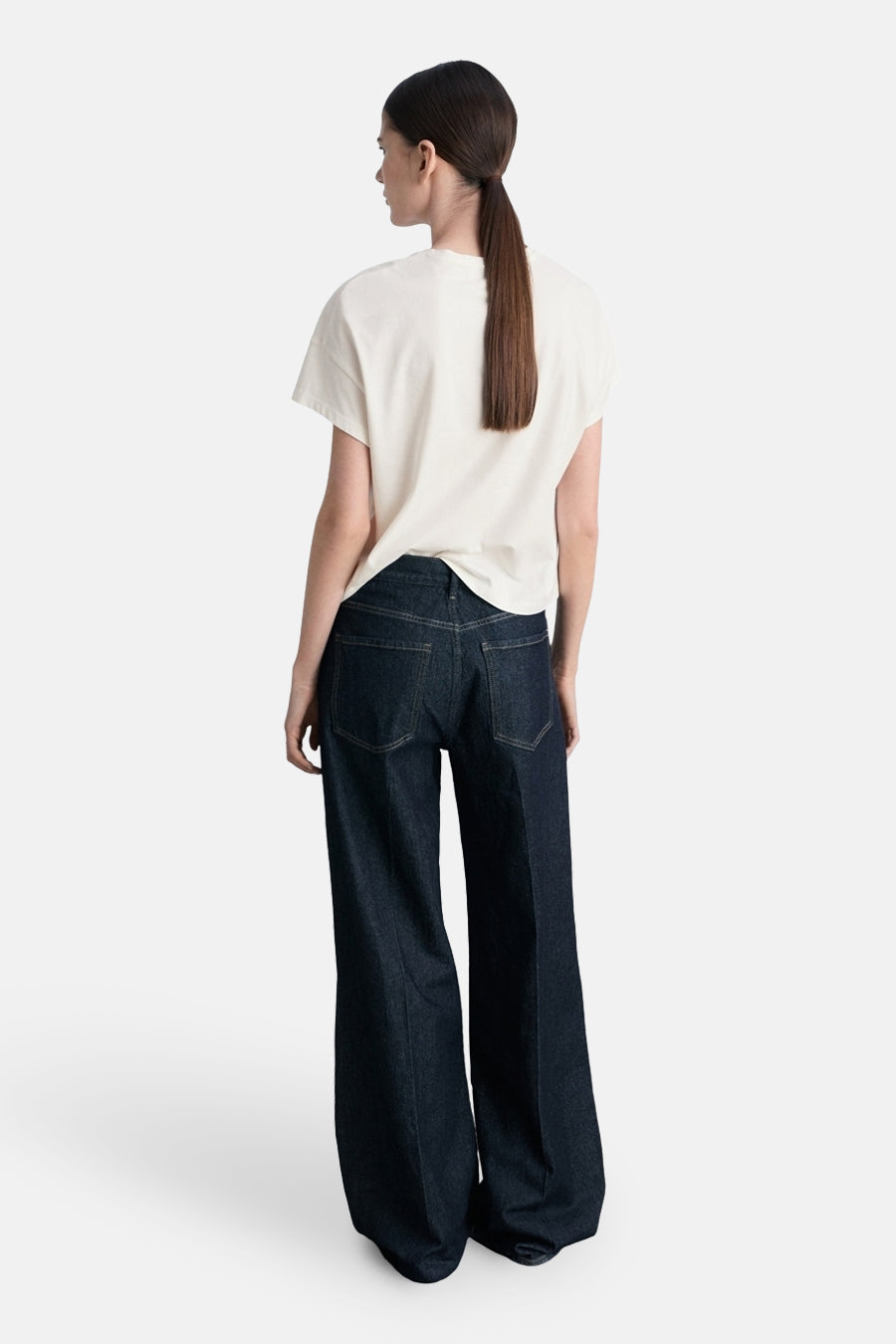 T-shirt blanc à manches courtes de MANGO, porté avec un jean ample taille haute foncé.