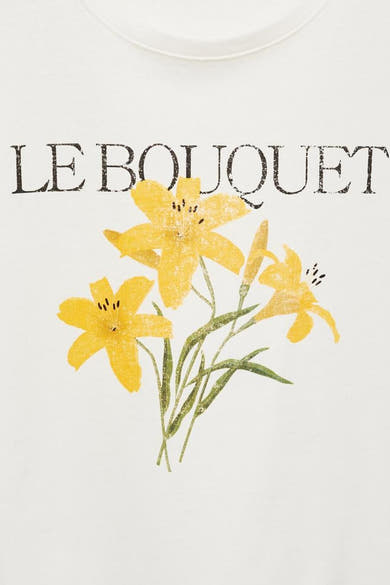 Witte t-shirt met korte mouwen van MANGO, gedrukt met een bouquetje gele bloemen met de inscriptie "Le Bouquet".