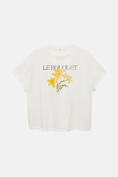 Witte t-shirt van MANGO met korte mouwen, met afdruk "Le Bouquet" en patroon van gele bloemen.