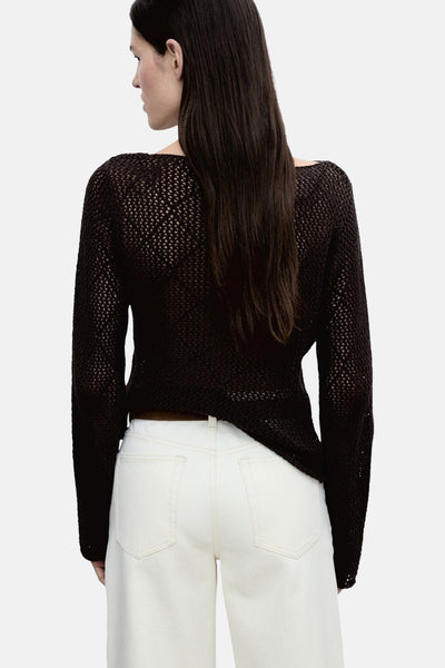 Bruine ronde halspull in MANGO's doorzichtige tricot, gedragen met een witte broek, rugweergave.
