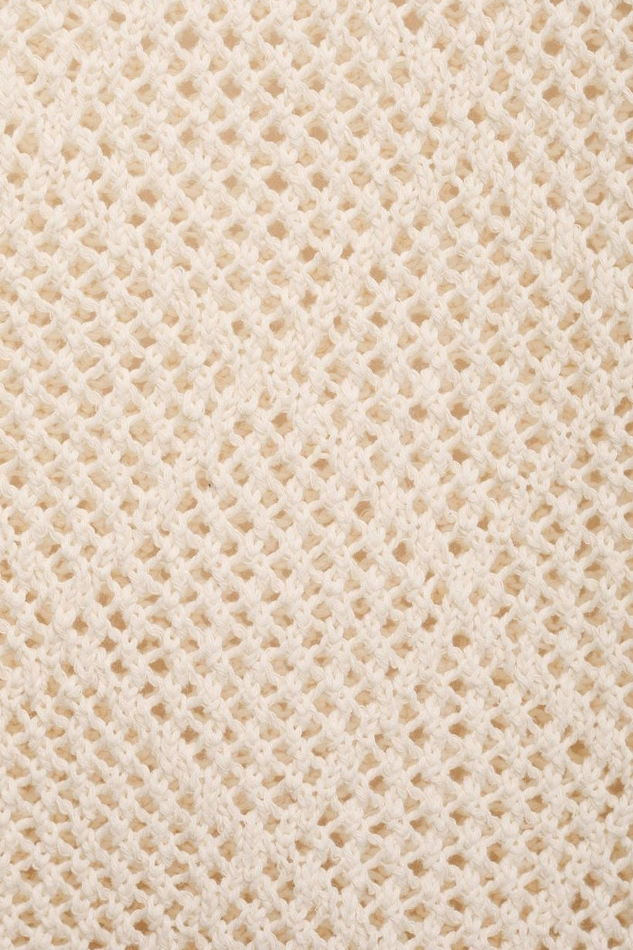 Pull à col rond écru de MANGO, présentant une maille ajourée et une texture tricotée.
