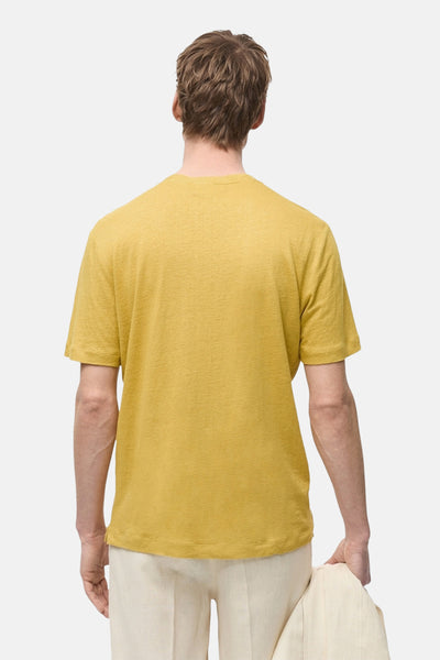 T-shirt à manches courtes jaune de MANGO, vue arrière, porté avec un pantalon beige.