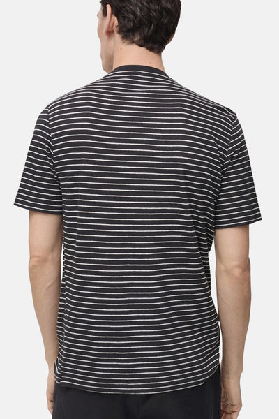 T-shirt à manches courtes noir par MANGO, à rayures horizontales blanches, vue de dos.
