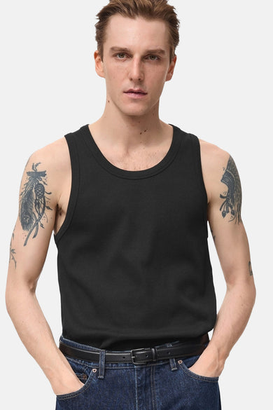 Zwart hemdje van MANGO, gedragen met een blauwe jeans en een bruine leren riem, achtergezicht.