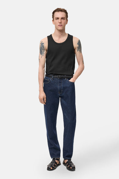 Zwart hemdje van MANGO, gedragen met een donkere spijkerbroek en gevlochten leren sandalen.