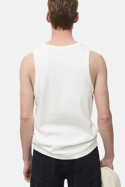 Witte tanktop van MANGO, gedragen met een zwarte broek, achterzicht.