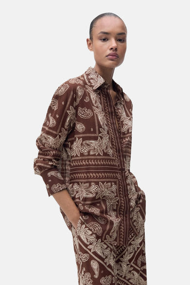 Chemise à manches longues marron par MANGO, avec un motif cachemire beige sur l'ensemble.
