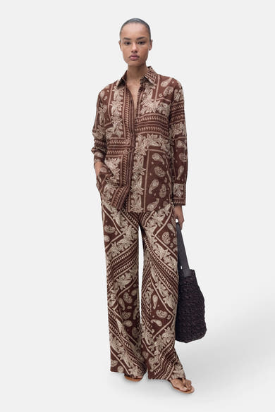 Chemise à manches longues marron, de MANGO, avec motif cachemire marron et beige coordonné au pantalon.
