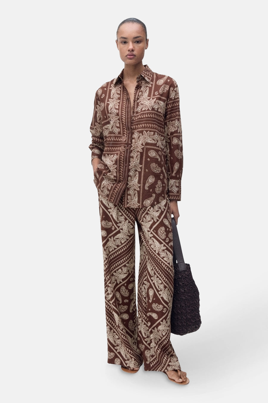 Chemise à manches longues marron, de MANGO, avec motif cachemire marron et beige coordonné au pantalon.