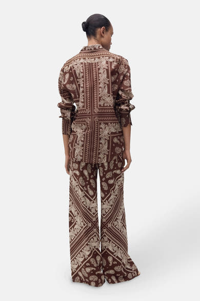 Chemise à manches longues marron de MANGO, avec motif cachemire et manches froncées, vue de dos.
