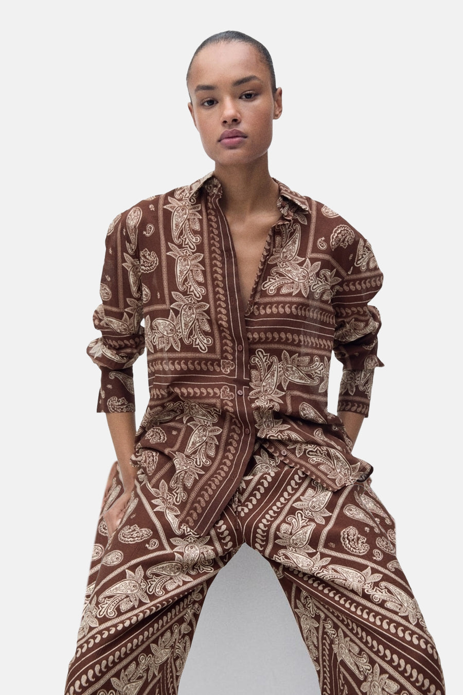 Chemise à manches longues marron by MANGO, avec imprimé cachemire sur ensemble coordonné.
