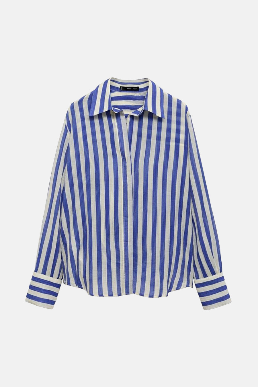 Chemise à manches longues bleue rayée par MANGO, avec col et poignets rayés.
