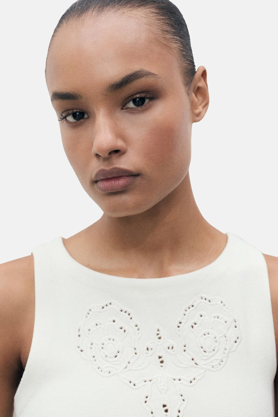 Ecru hemdje van MANGO met bloemenborduurseldetails, casual stijl.