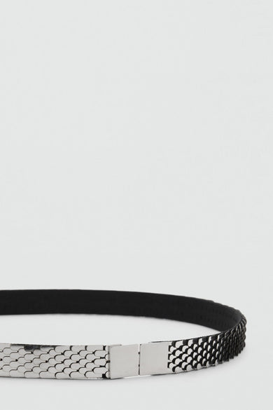 Zilveren riem van MANGO, metalen ketting met schakels verbonden aan een zwarte elastische band.